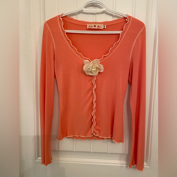 PRETTY SIZE MEDIUM PEACH WITH CREAM ACCENTS LONG SLEEVE T SHIRT V NECK - Picture 1 of 13